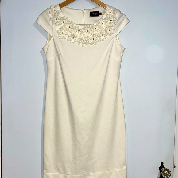 Taylor cream color flower detail dress with cap sleeves size 2 - Picture 1 of 6